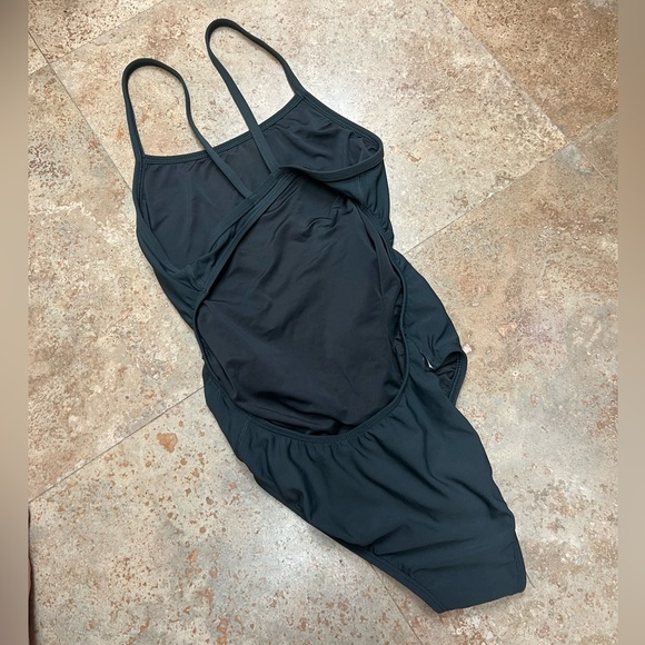 Jolyn one piece - Picture 2 of 3